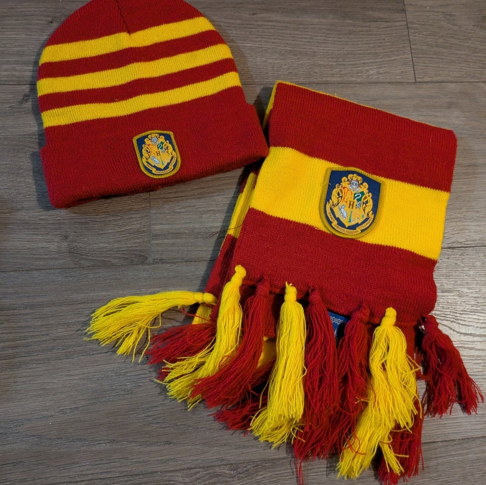 Harry Potter Gryffindor Vintage 2000s Hat and Scarf Set